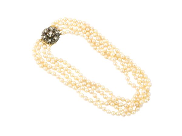 Four-strand necklace of white cultured pearls, yellow gold and silver clasp  - Auction Jewels and Watches - Maison Bibelot - Casa d'Aste Firenze - Milano