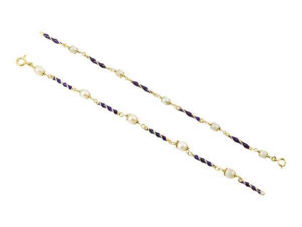 Due braccialetti in oro giallo, smalto e perle bianche coltivate