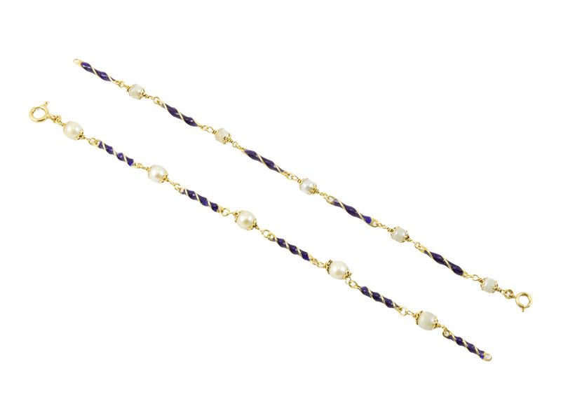 Due braccialetti in oro giallo, smalto e perle bianche coltivate