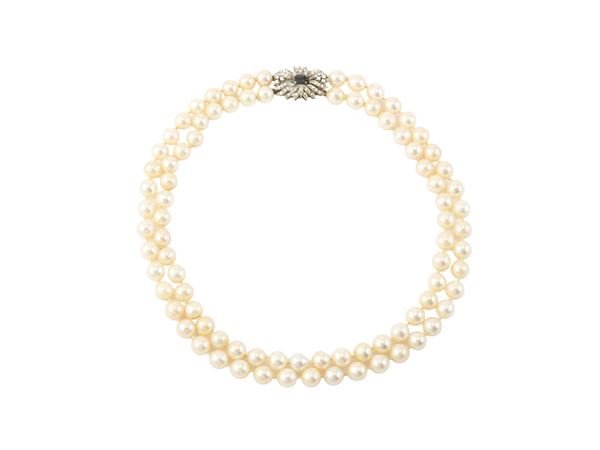 Collana a due fili di perle bianche coltivate, fermatura in oro bianco diamanti e zaffiro  - Asta Gioielli e Orologi - Maison Bibelot - Casa d'Aste Firenze - Milano
