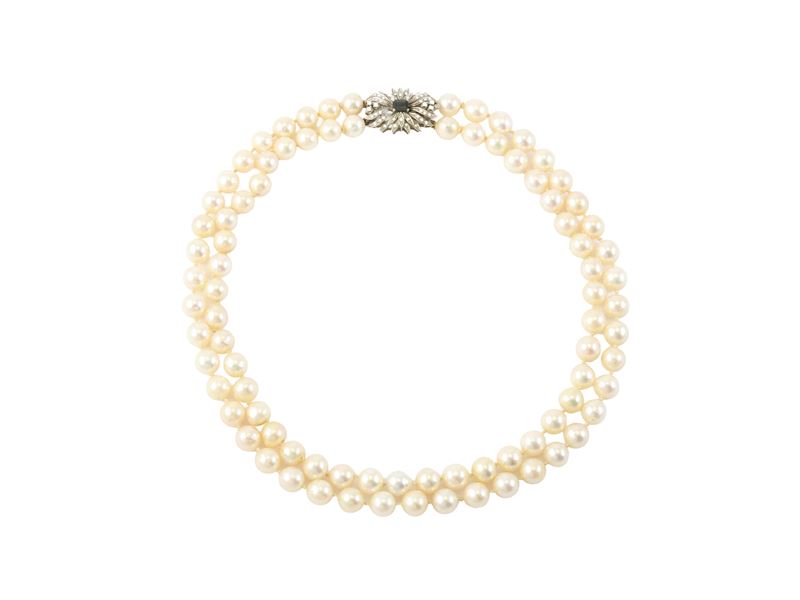 Collana a due fili di perle bianche coltivate, fermatura in oro bianco diamanti e zaffiro