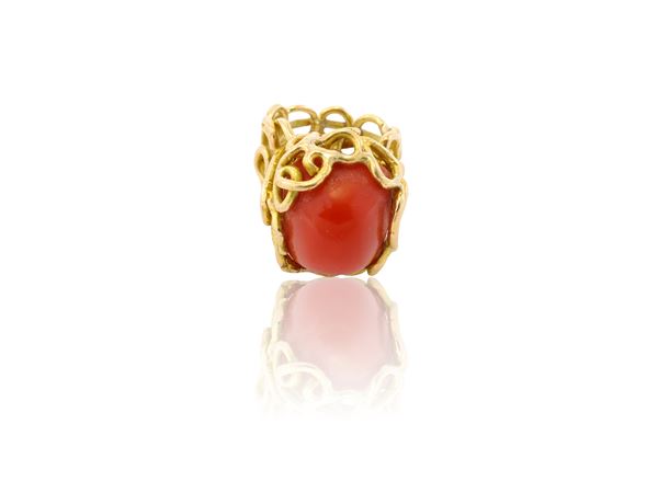 Anello in oro giallo e corallo cabochon