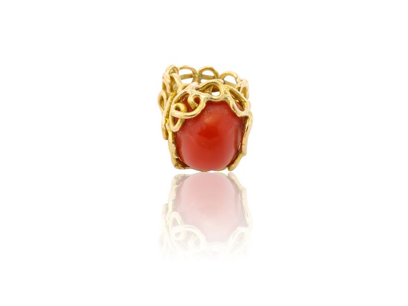 Anello in oro giallo e corallo cabochon