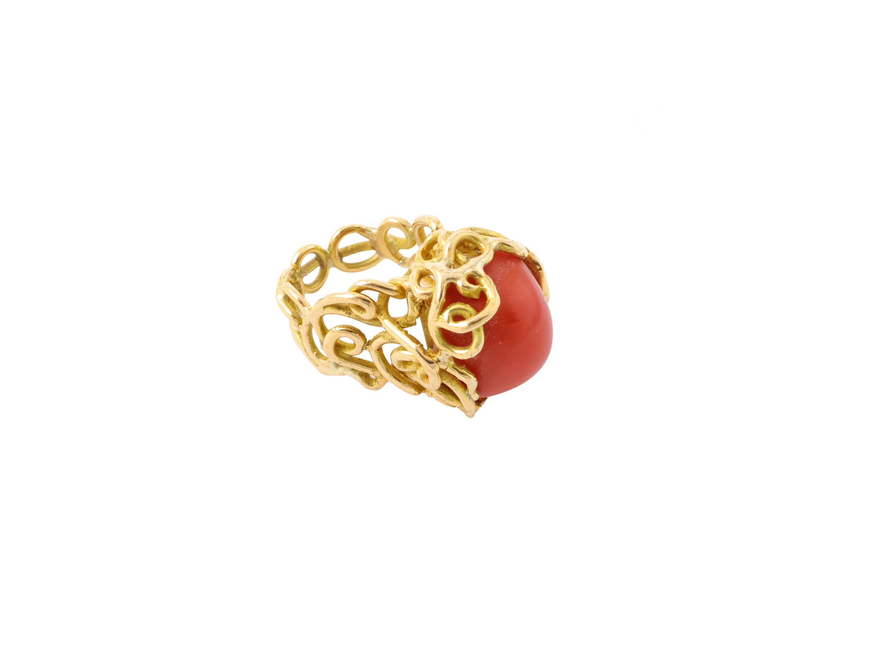 Anello in oro giallo e corallo cabochon