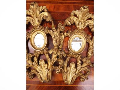 Coppia di ventole, legno intagliato e dorato, con specchi ovali (fine XVIII secolo)