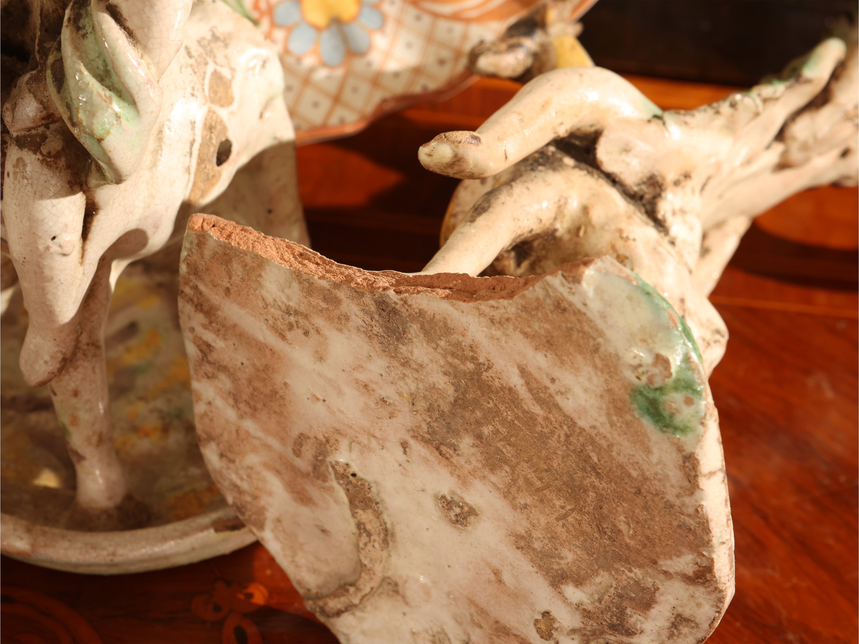 Due stoppiniere antropomorfe, terracotta invetriata e terraglia policroma con vassoi, Sicilia XIX...