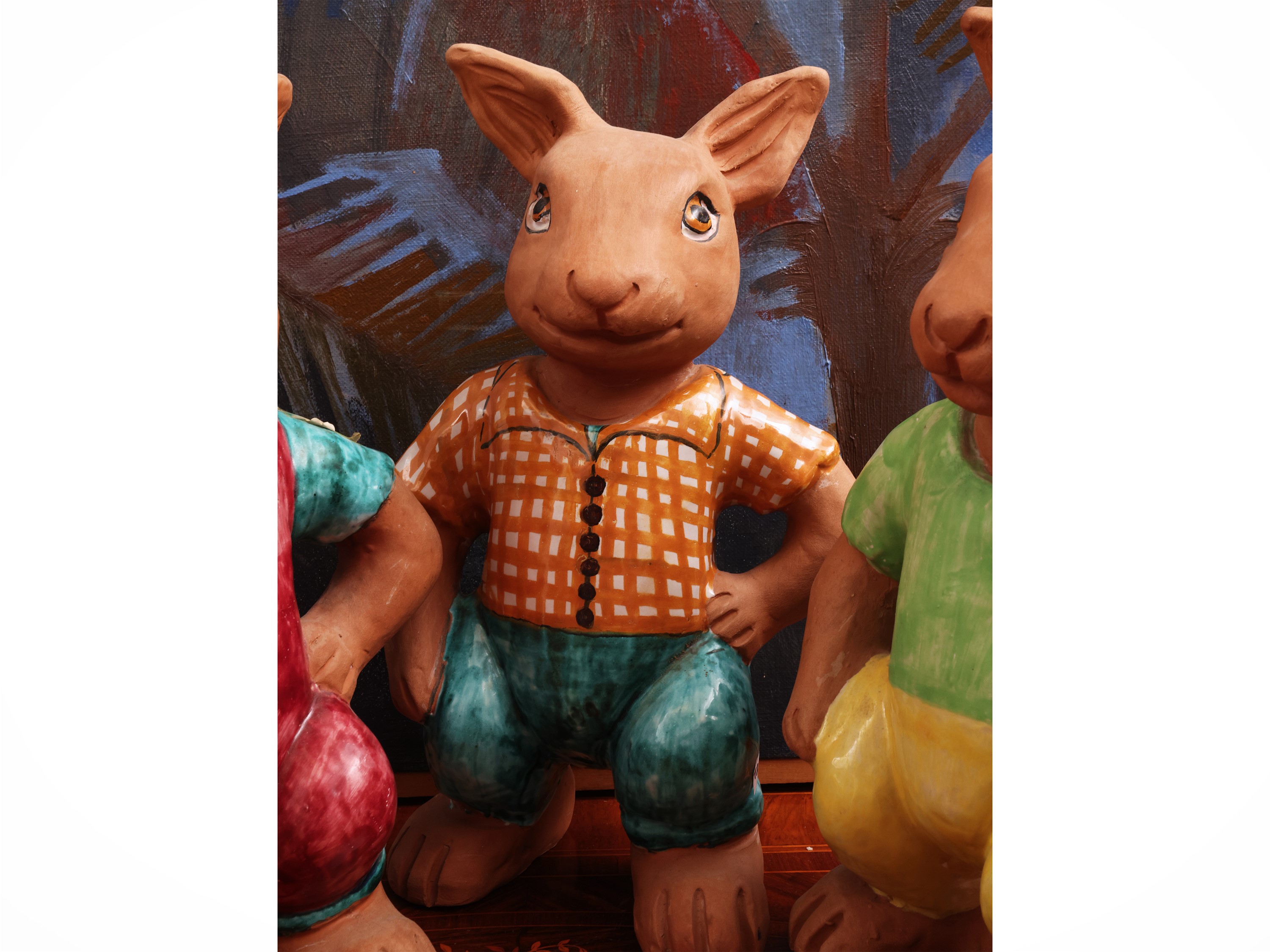 Tre coniglietti da giardino, terracotta dipinta e smaltata