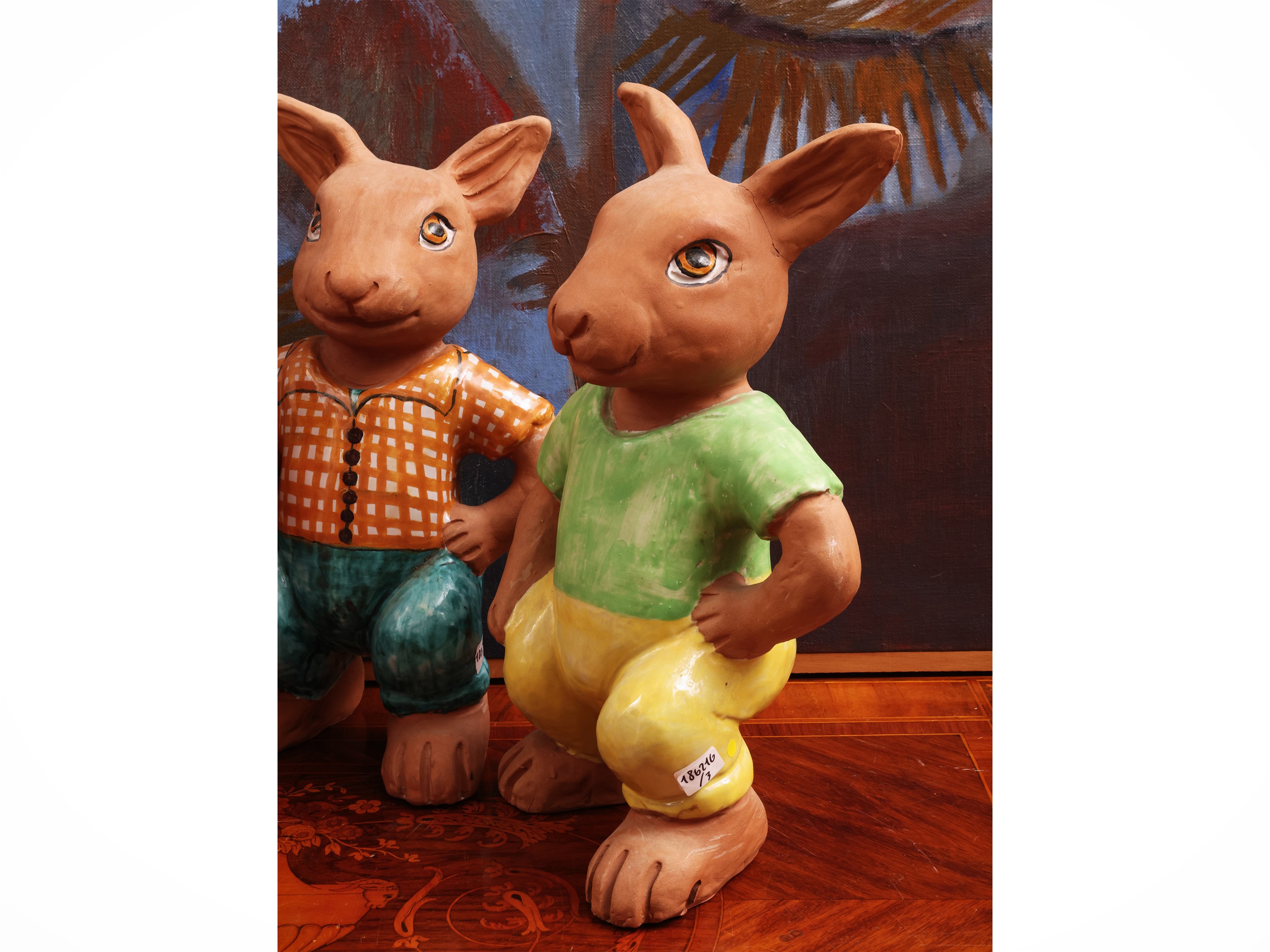 Tre coniglietti da giardino, terracotta dipinta e smaltata