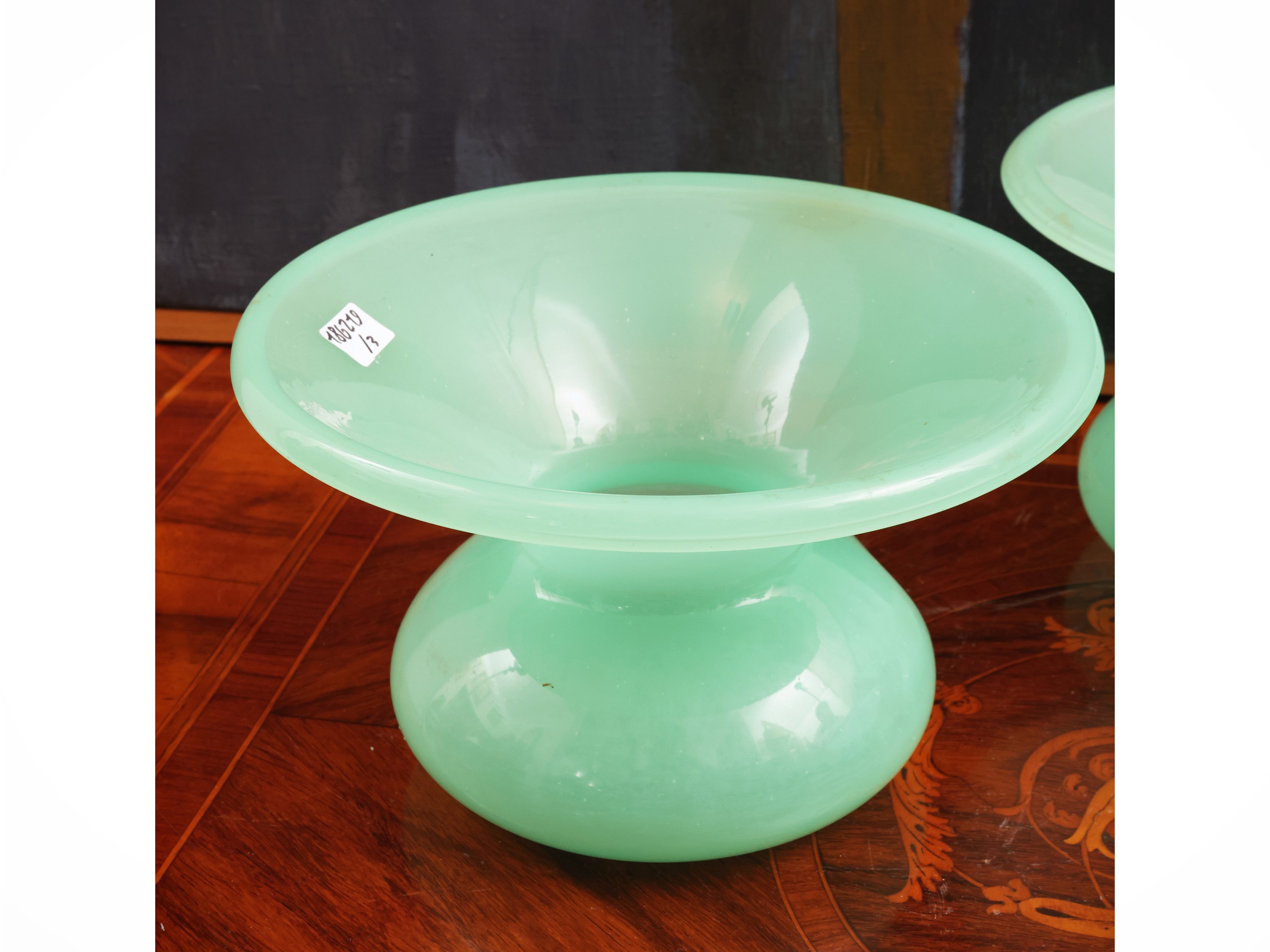 Vasi da fiori, tre elementi in vetro opaline verde (fine XIX/inizio XX secolo)