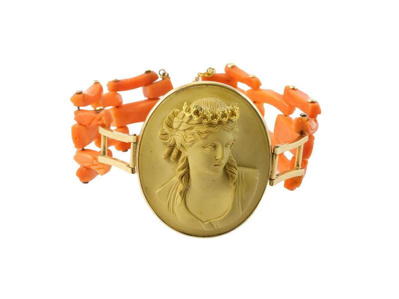 Bracciale in oro giallo, corallo e pietra lavica del Vesuvio