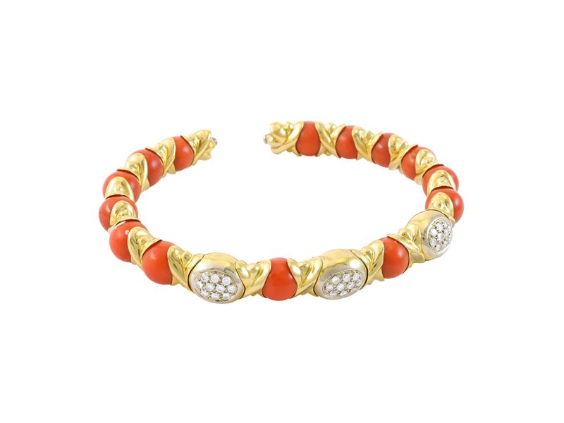 Bracciale , in oro giallo, corallo e piccoli diamanti