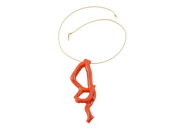 Girocollo a filo in oro giallo con ramo di corallo pendente