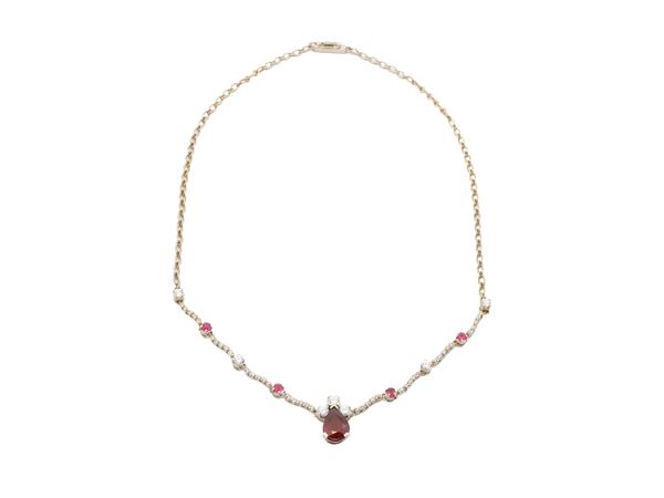 Collana girocollo in oro bianco, diamanti e rubini
