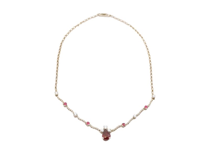 Collana girocollo in oro bianco, diamanti e rubini