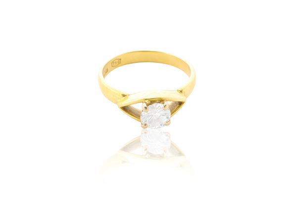 Anello solitario in oro giallo e diamante