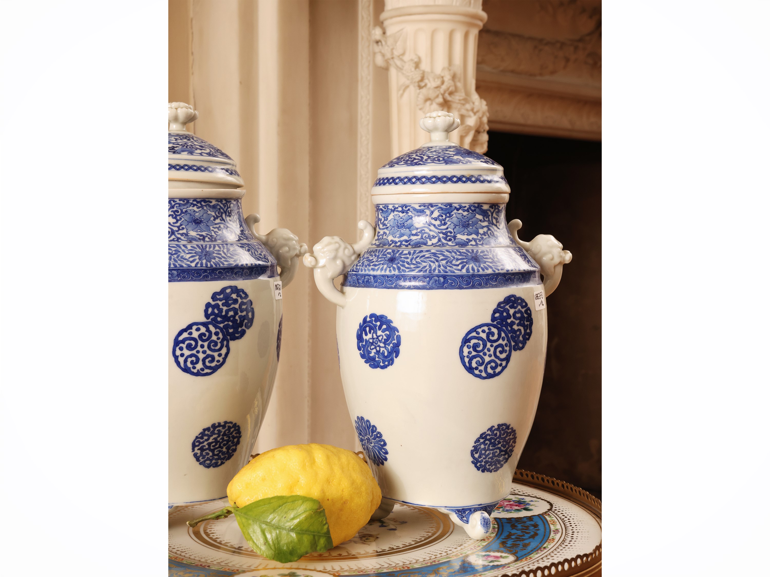 Cina, coppia di vasi in porcellana decorati in monocromia blu, inizio del XX secolo
