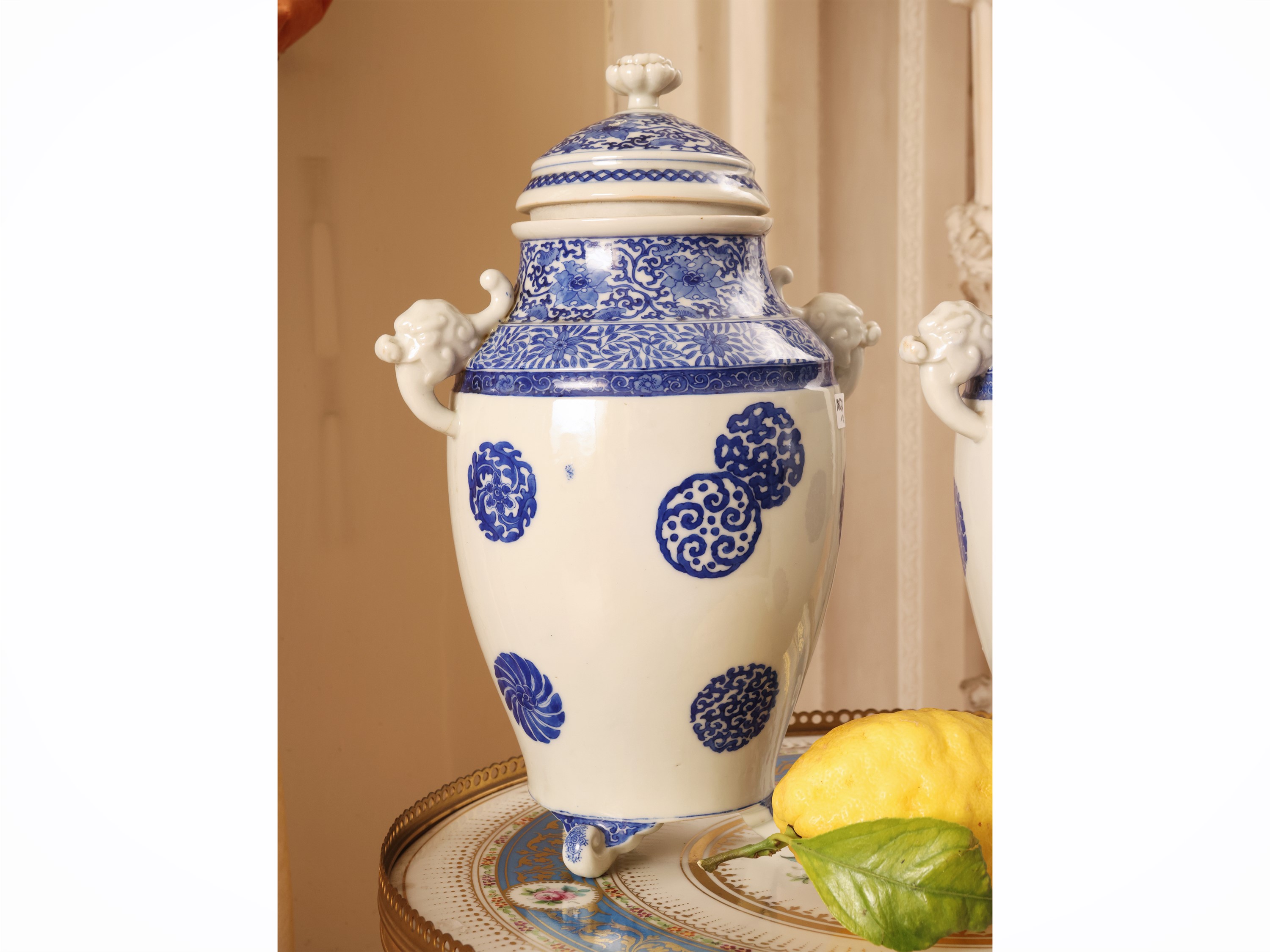 Cina, coppia di vasi in porcellana decorati in monocromia blu, inizio del XX secolo