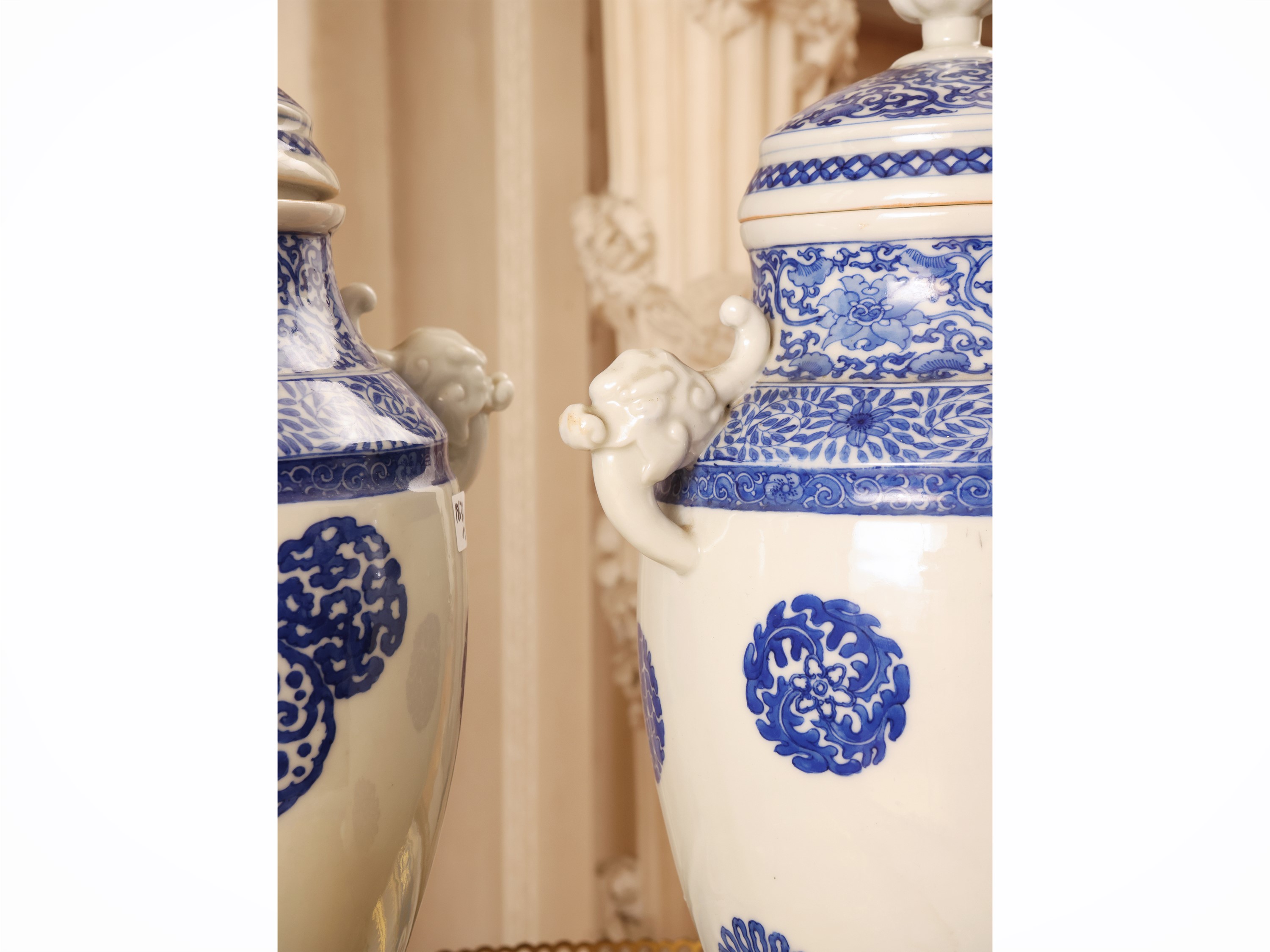 Cina, coppia di vasi in porcellana decorati in monocromia blu, inizio del XX secolo