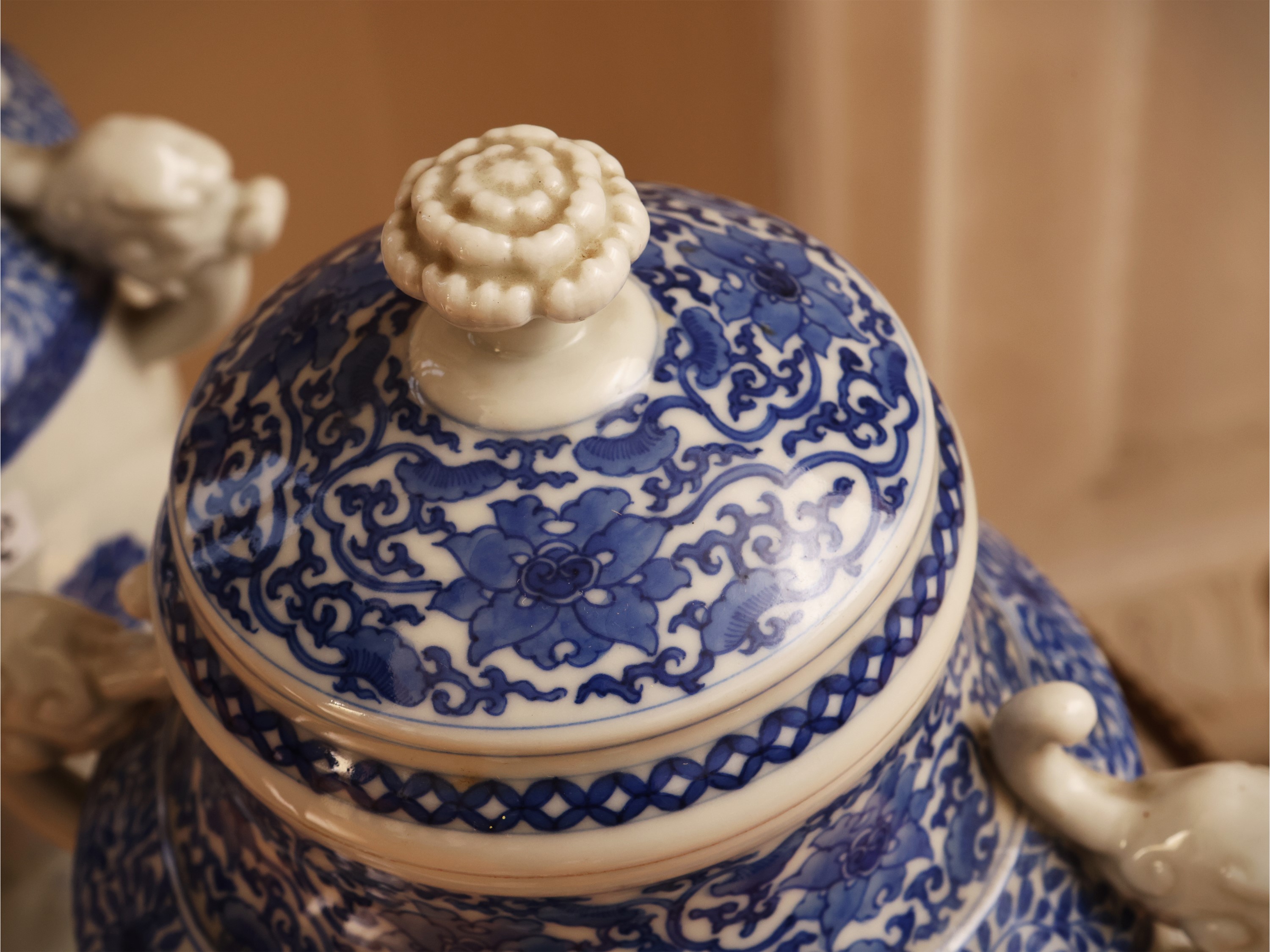 Cina, coppia di vasi in porcellana decorati in monocromia blu, inizio del XX secolo