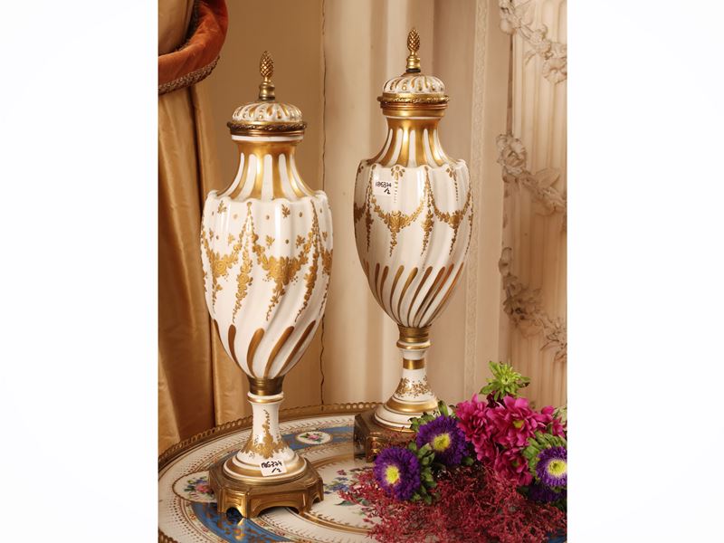 Coppia di vasi decorativi, porcellana e metallo, Francia, XX secolo
