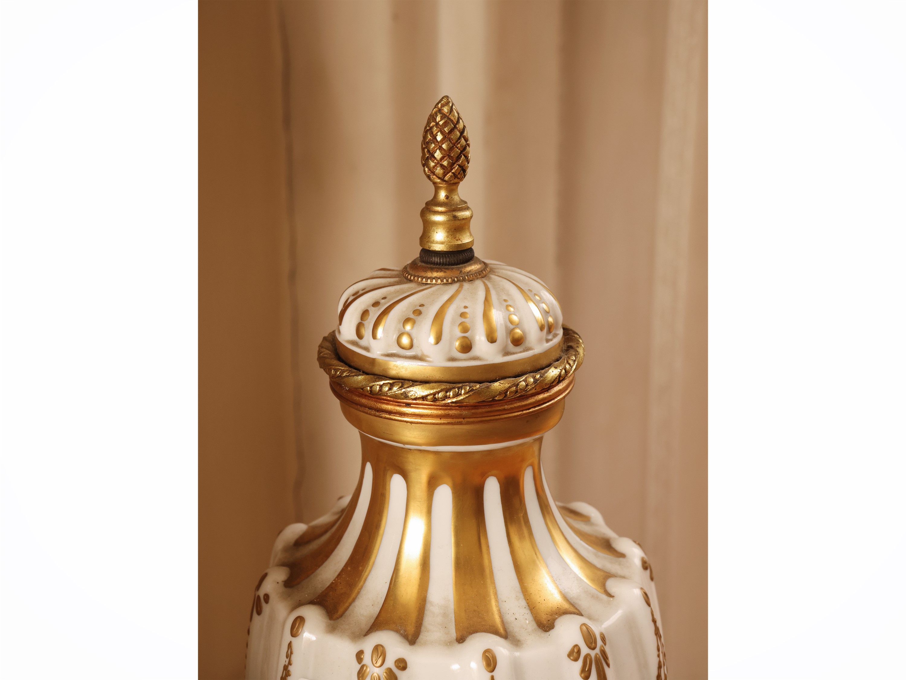 Coppia di vasi decorativi, porcellana e metallo, Francia, XX secolo