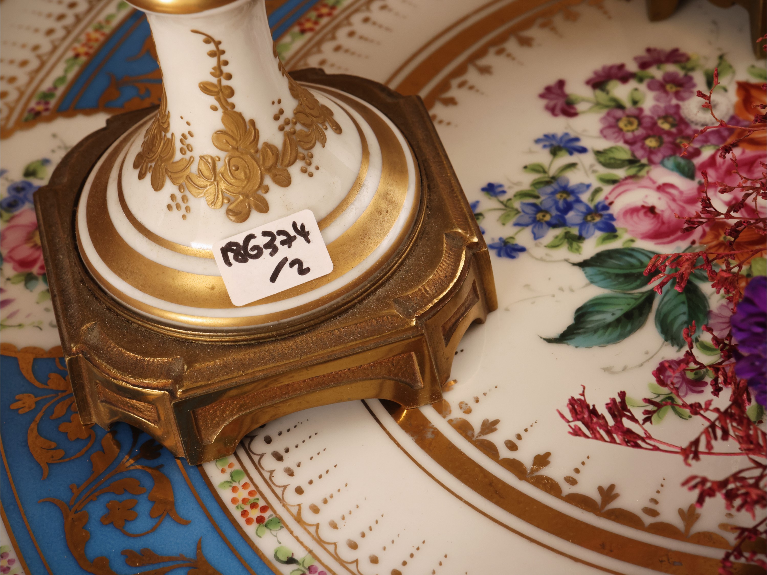 Coppia di vasi decorativi, porcellana e metallo, Francia, XX secolo