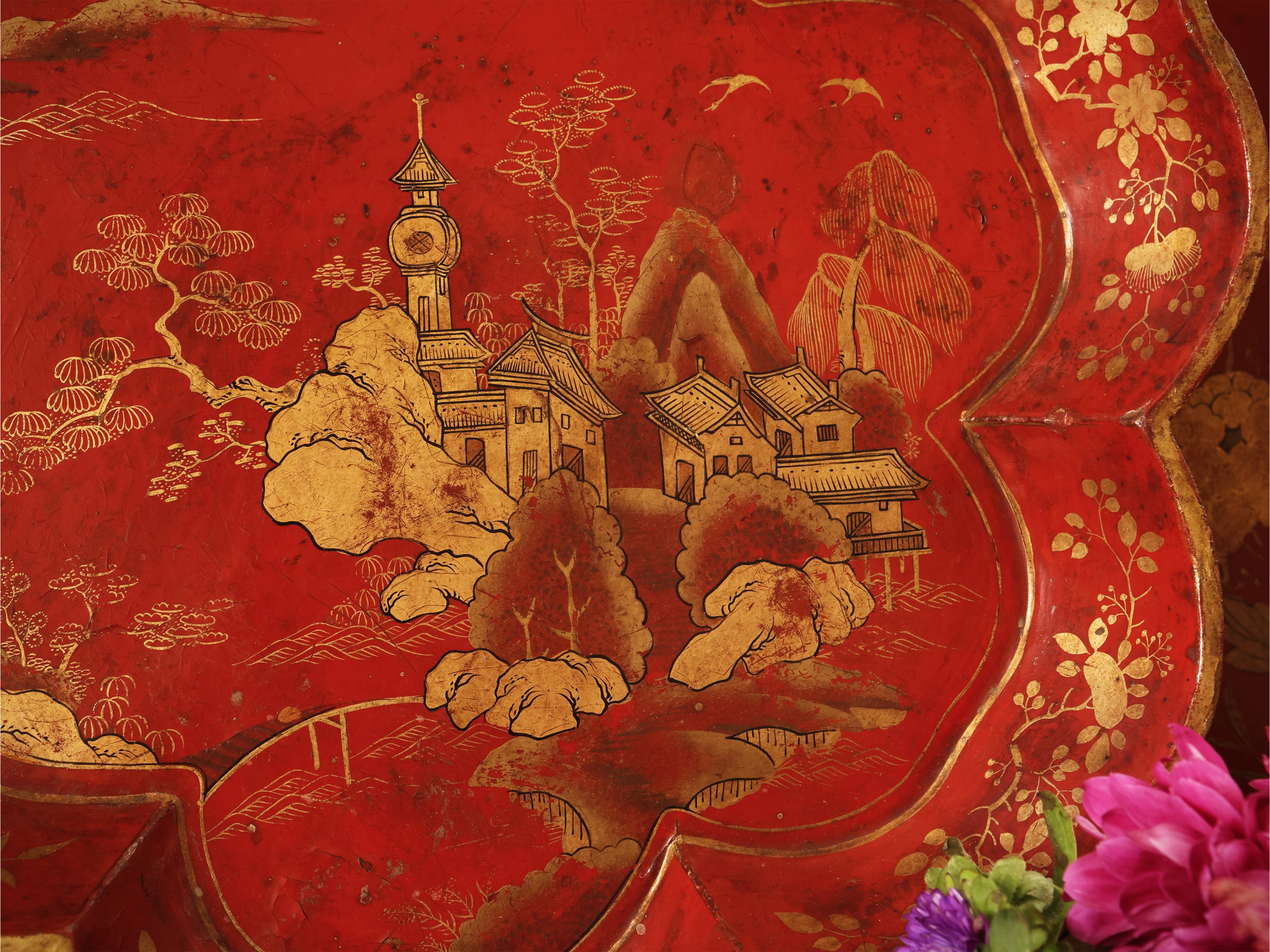 Coppia di piccoli vassoi laccati rossi con chinoiserie dorate, Cina (inizio XX secolo)