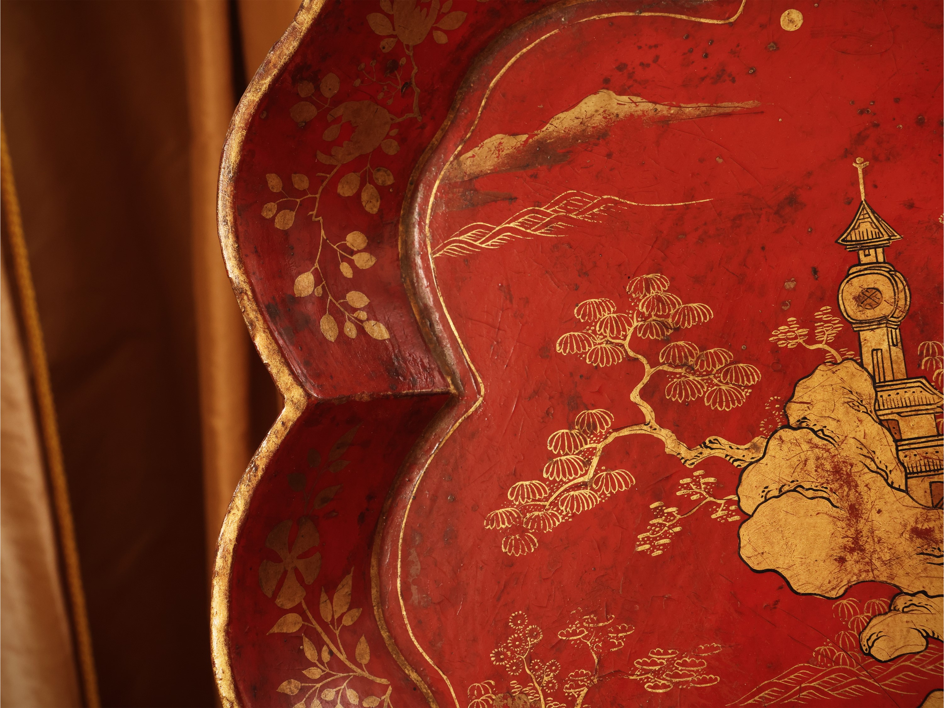 Coppia di piccoli vassoi laccati rossi con chinoiserie dorate, Cina (inizio XX secolo)