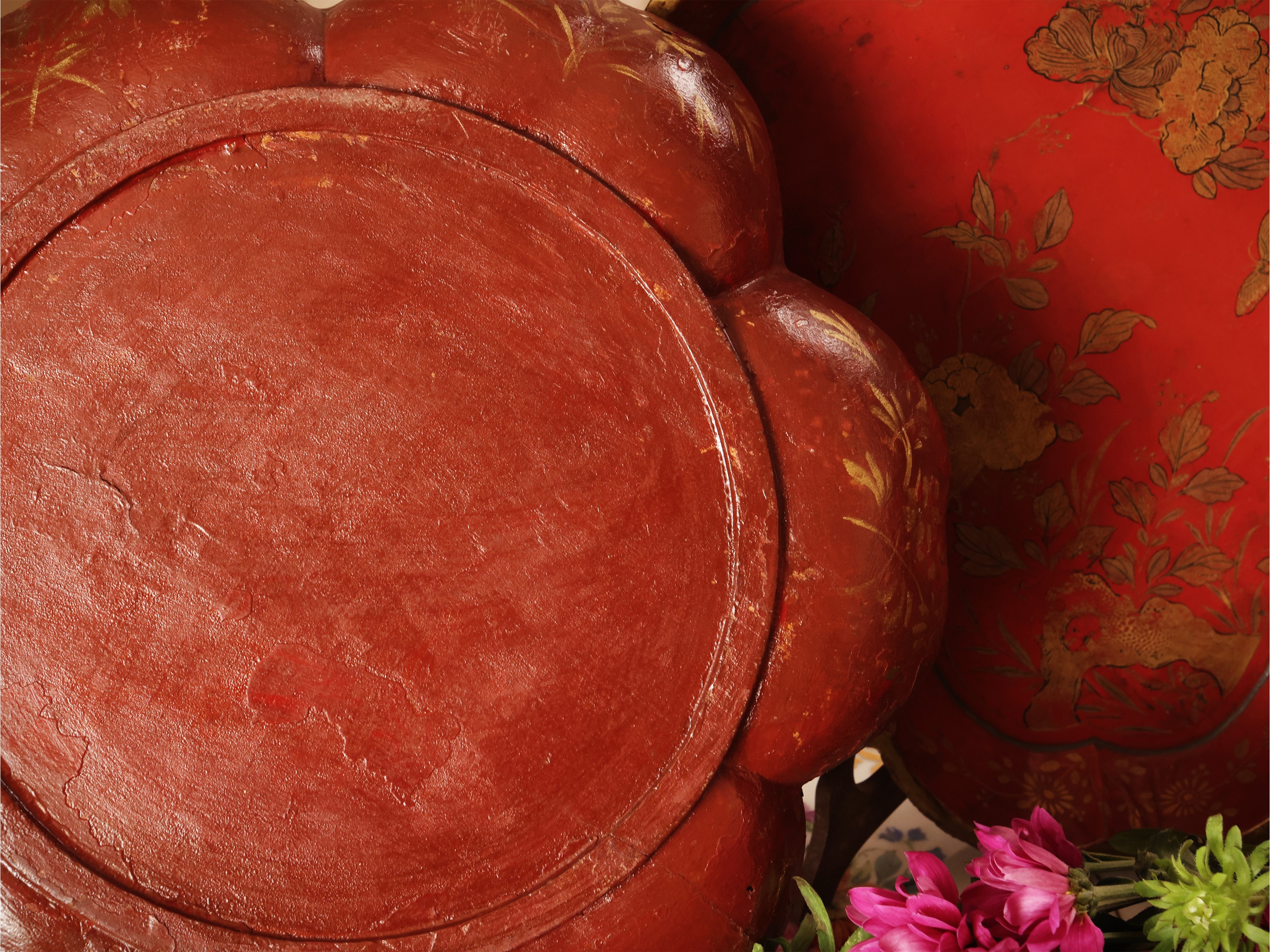 Coppia di piccoli vassoi laccati rossi con chinoiserie dorate, Cina (inizio XX secolo)