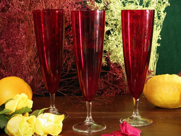 Serie di dodici flute in vetro rosso