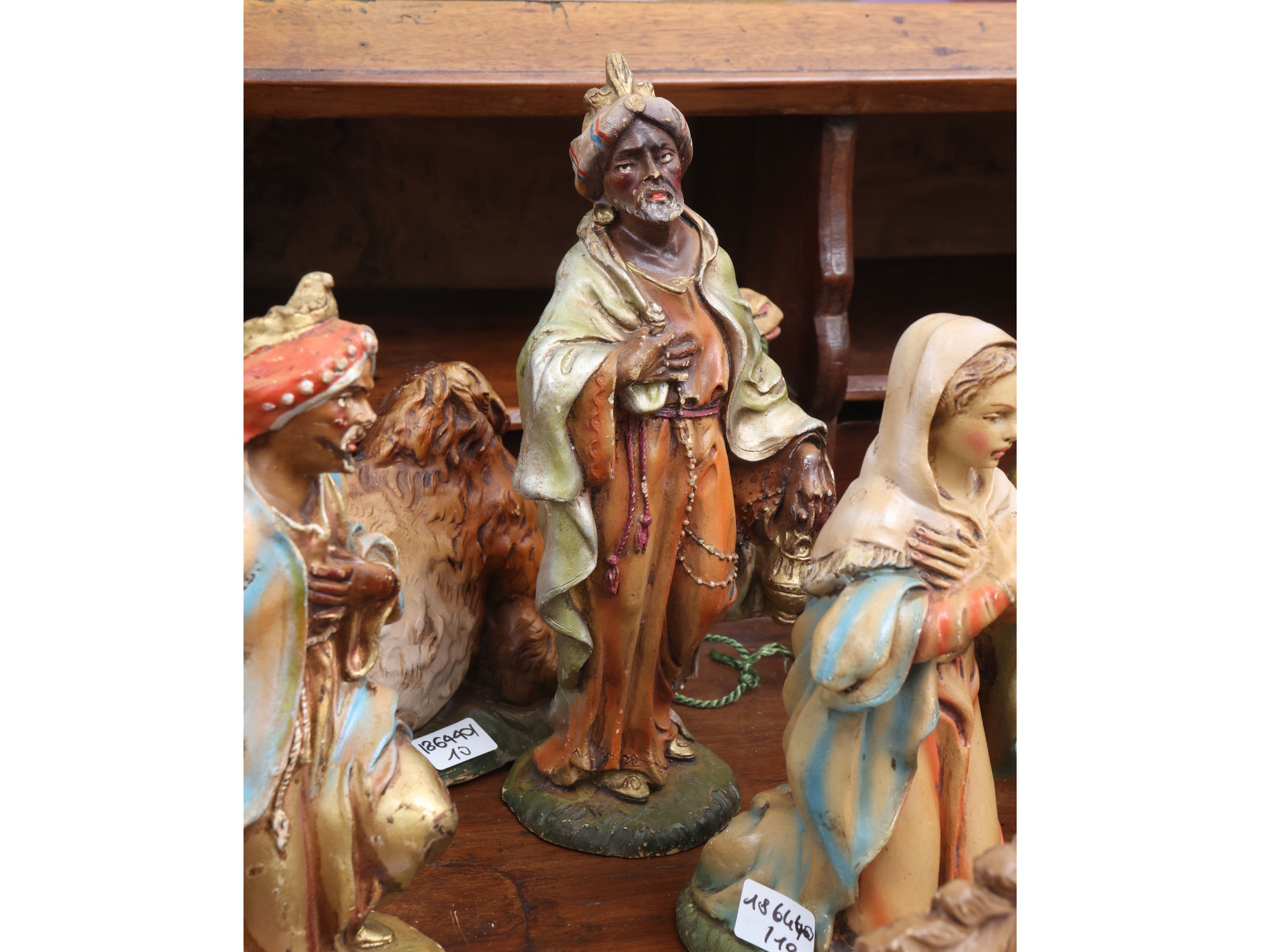 Gruppo di dieci personaggi da presepe, cartapesta (XX secolo)