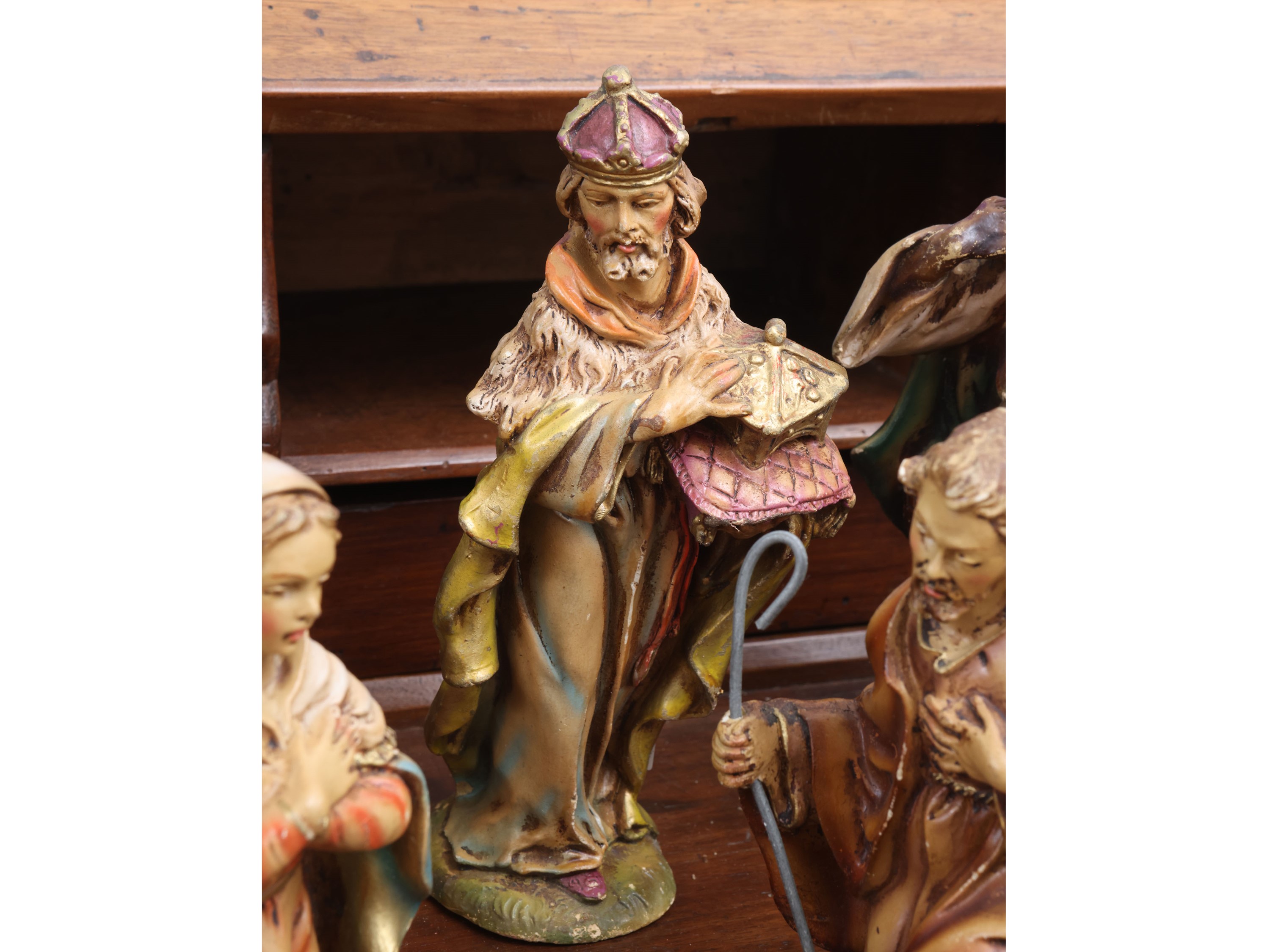 Gruppo di dieci personaggi da presepe, cartapesta (XX secolo)