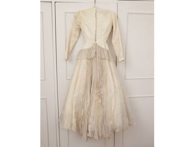 Abito da sposa anni Sessanta, tulle di seta e raso di seta avorio con copricapo e velo