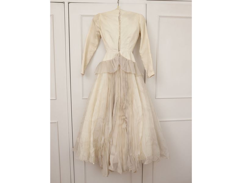 Abito da sposa anni Sessanta, tulle di seta e raso di seta avorio con copricapo e velo