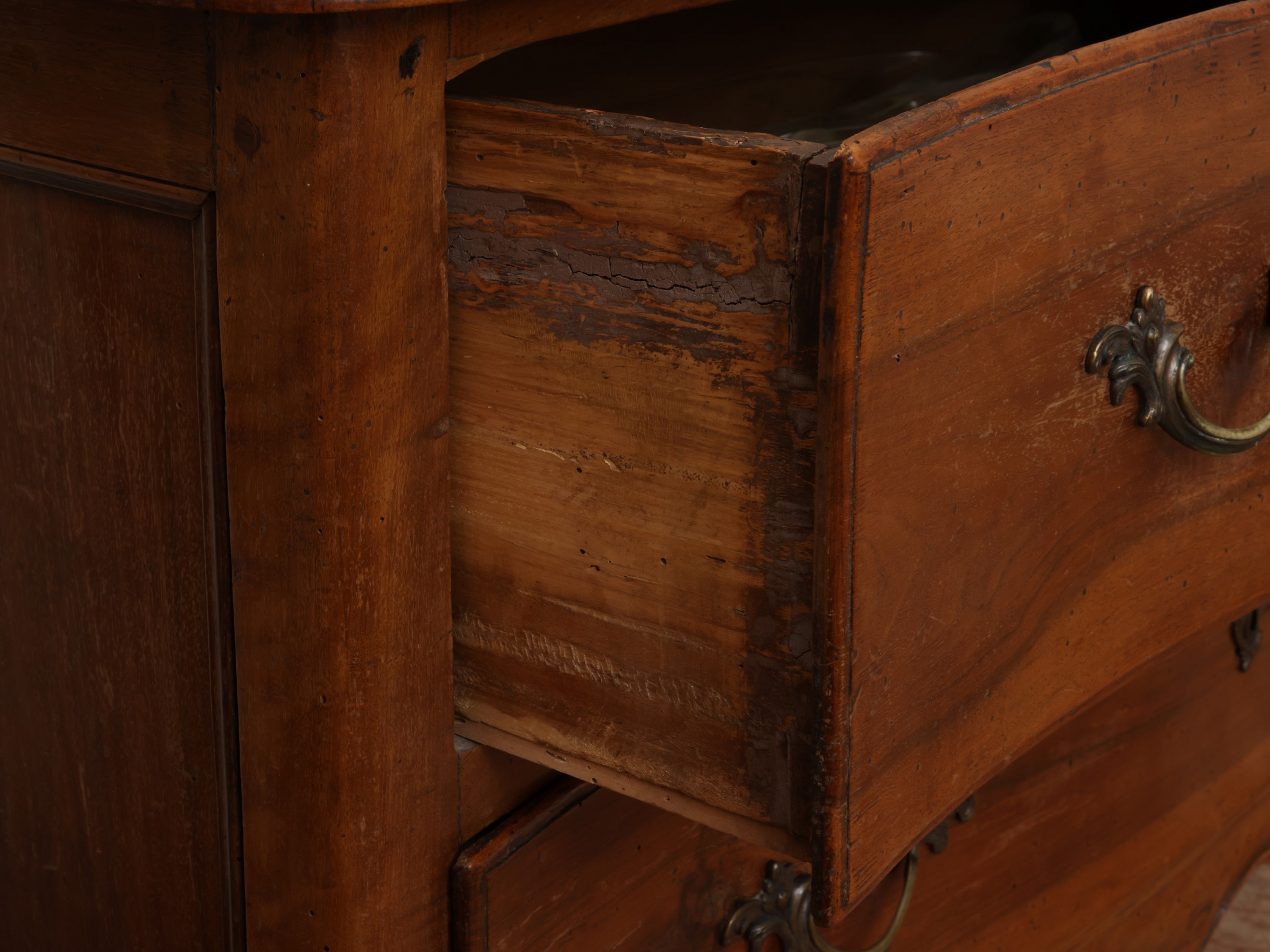 Cassettone in noce, Emilia, fine XVIII secolo