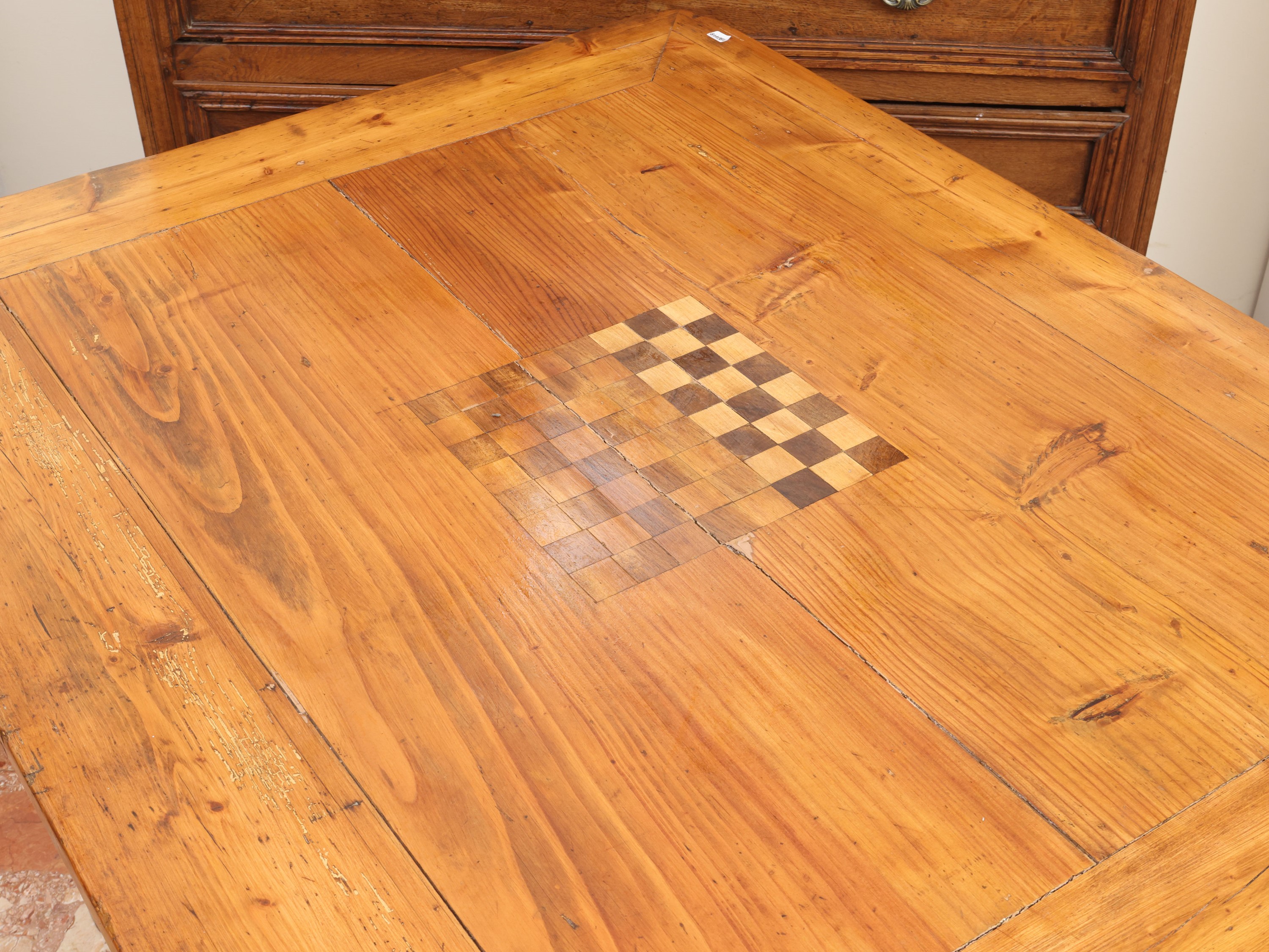 Grande tavolo da gioco da fine XIX secolo, legno tenero, piano rettangolare intarsiato con scacch...