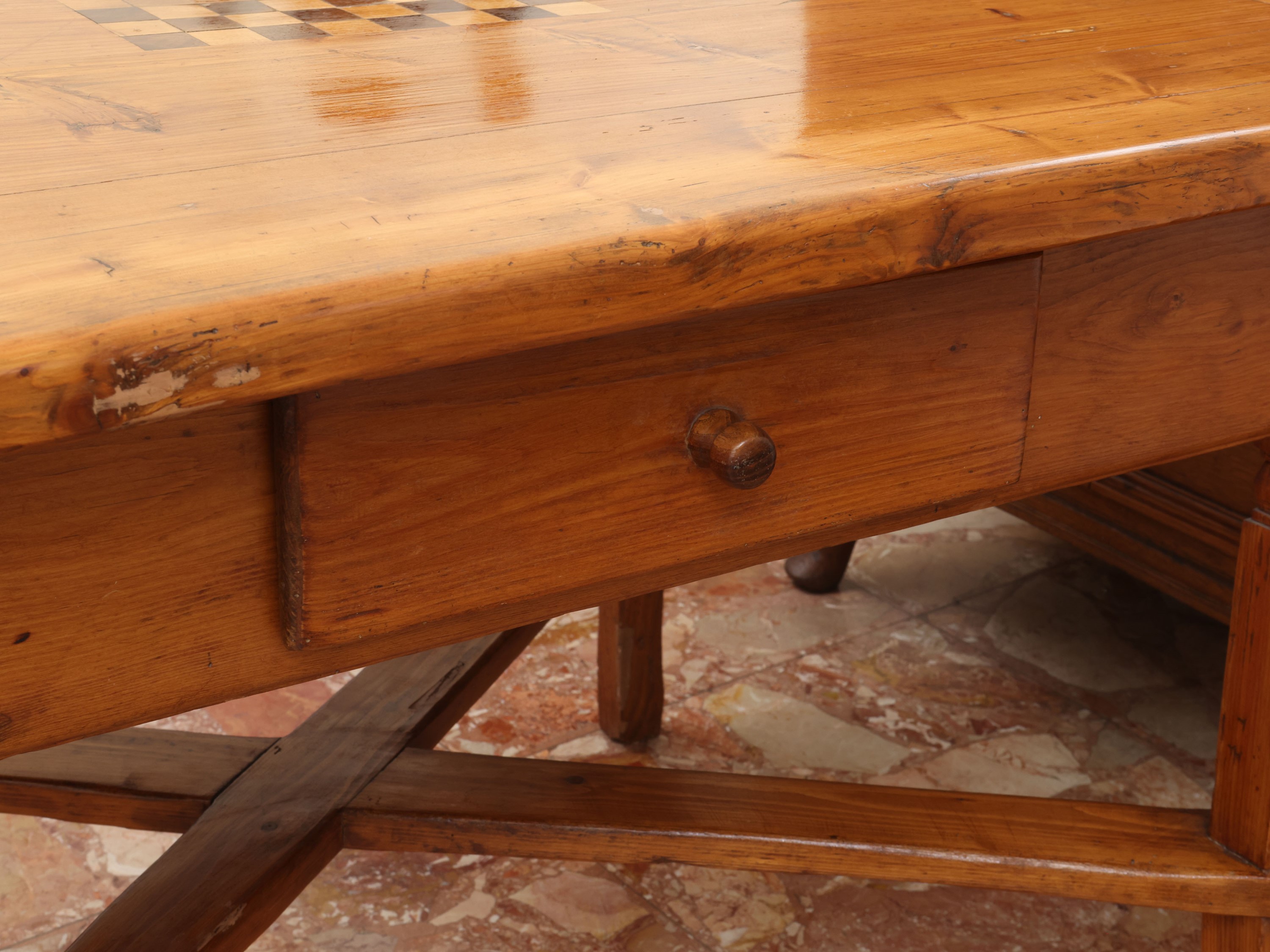 Grande tavolo da gioco da fine XIX secolo, legno tenero, piano rettangolare intarsiato con scacch...