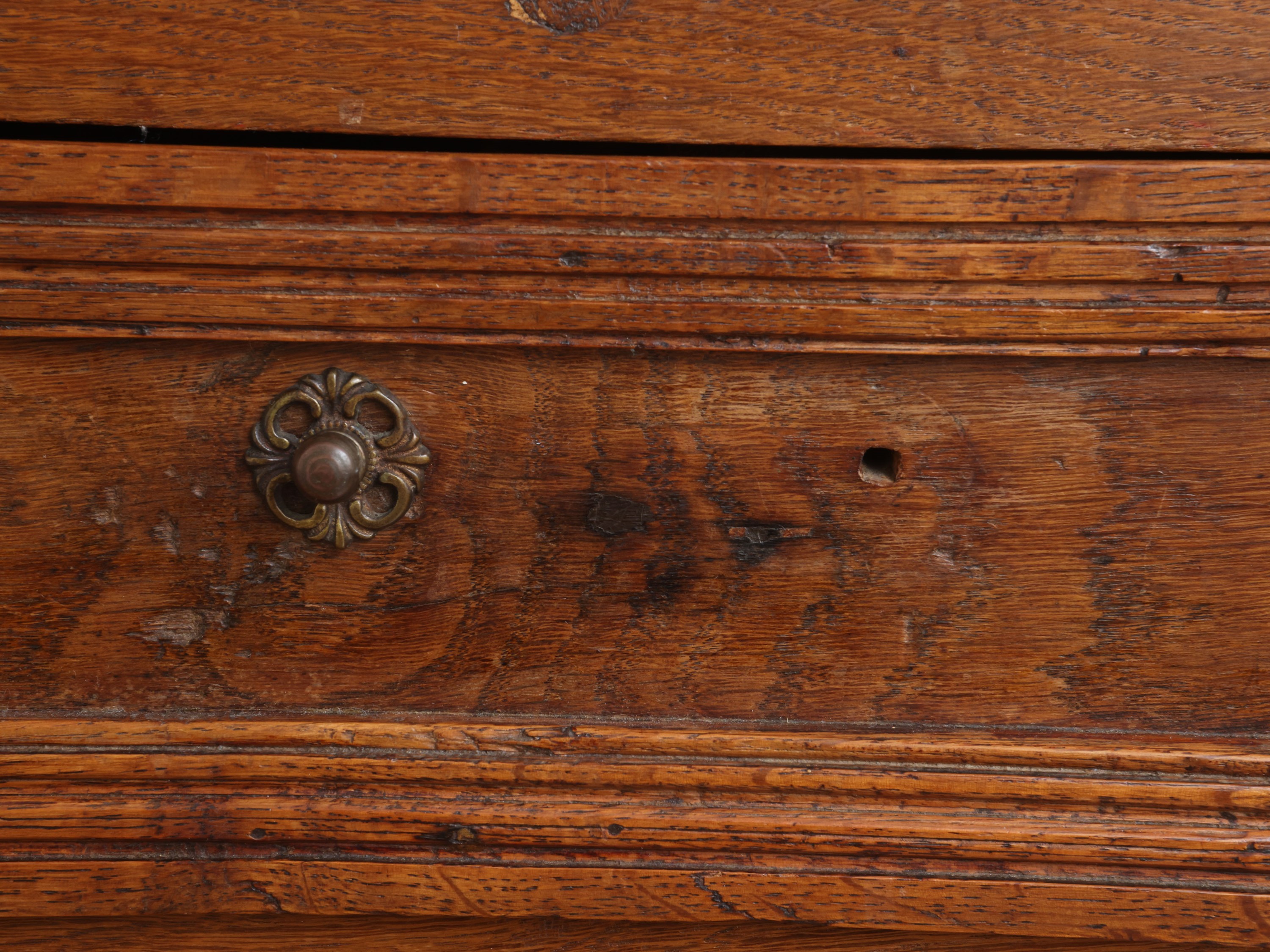 Cassettone, legno dolce patinato a noce, fronte a quattro cassetti (XVIII secolo)