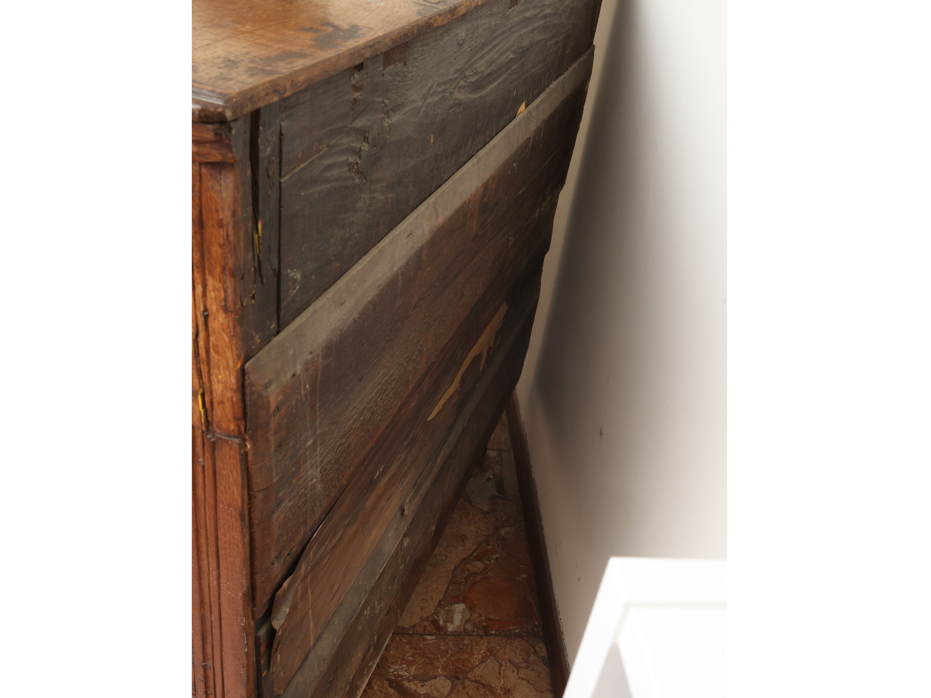 Cassettone, legno dolce patinato a noce, fronte a quattro cassetti (XVIII secolo)