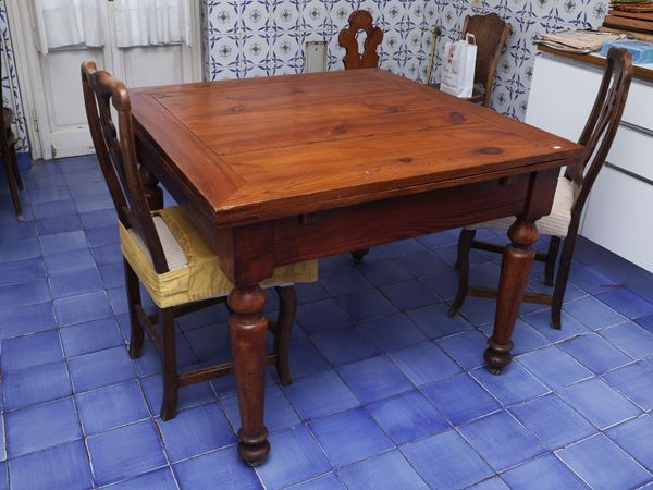 Pull-out dining table in soft wood
