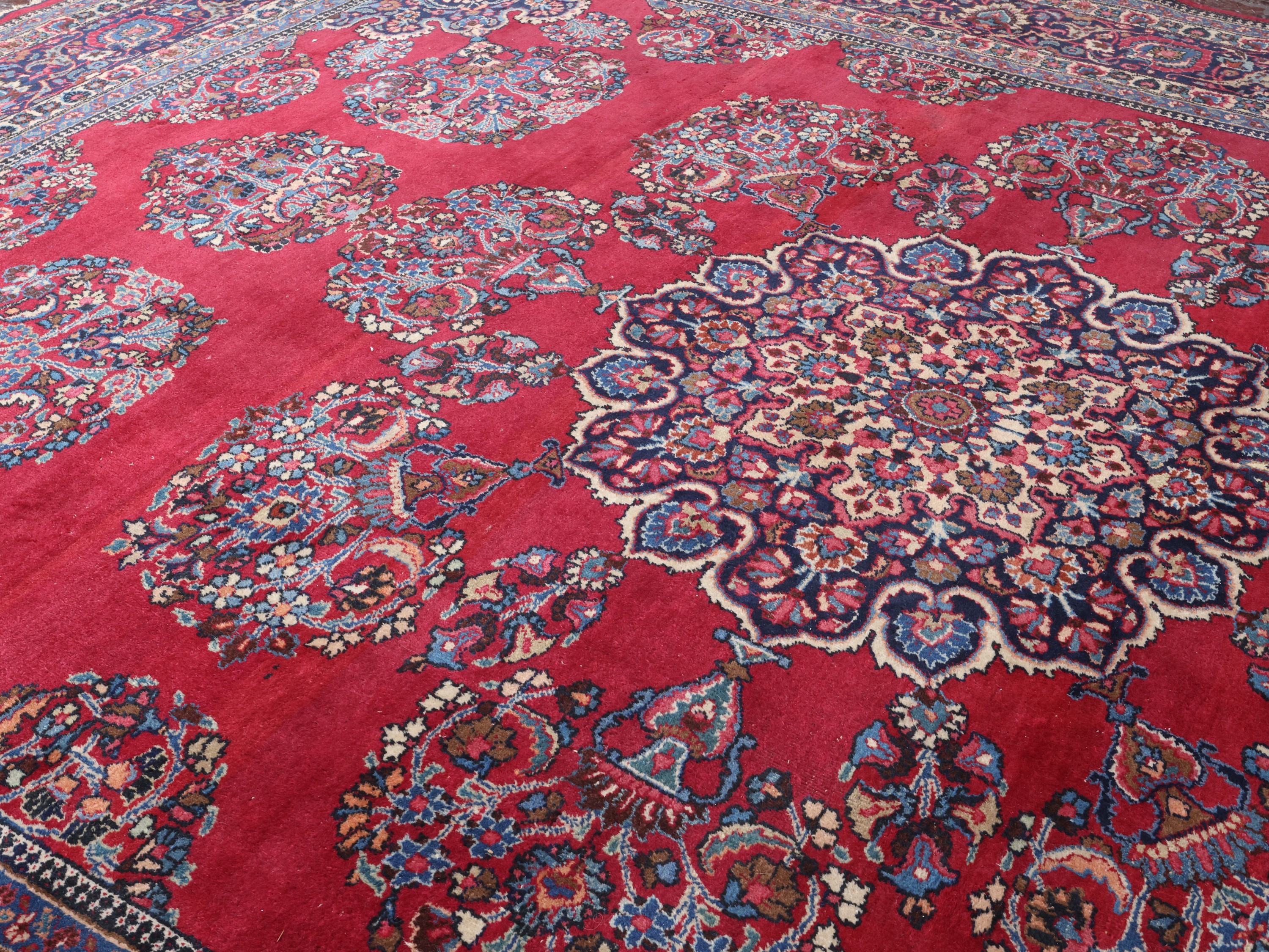 Grande tappeto persiano di vecchia manifattura, fondo rosso, cm 300x370