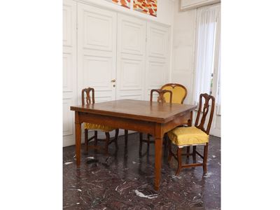 Tavolo da pranzo allungabile in castagno e legno tenero, fine XVIII secolo