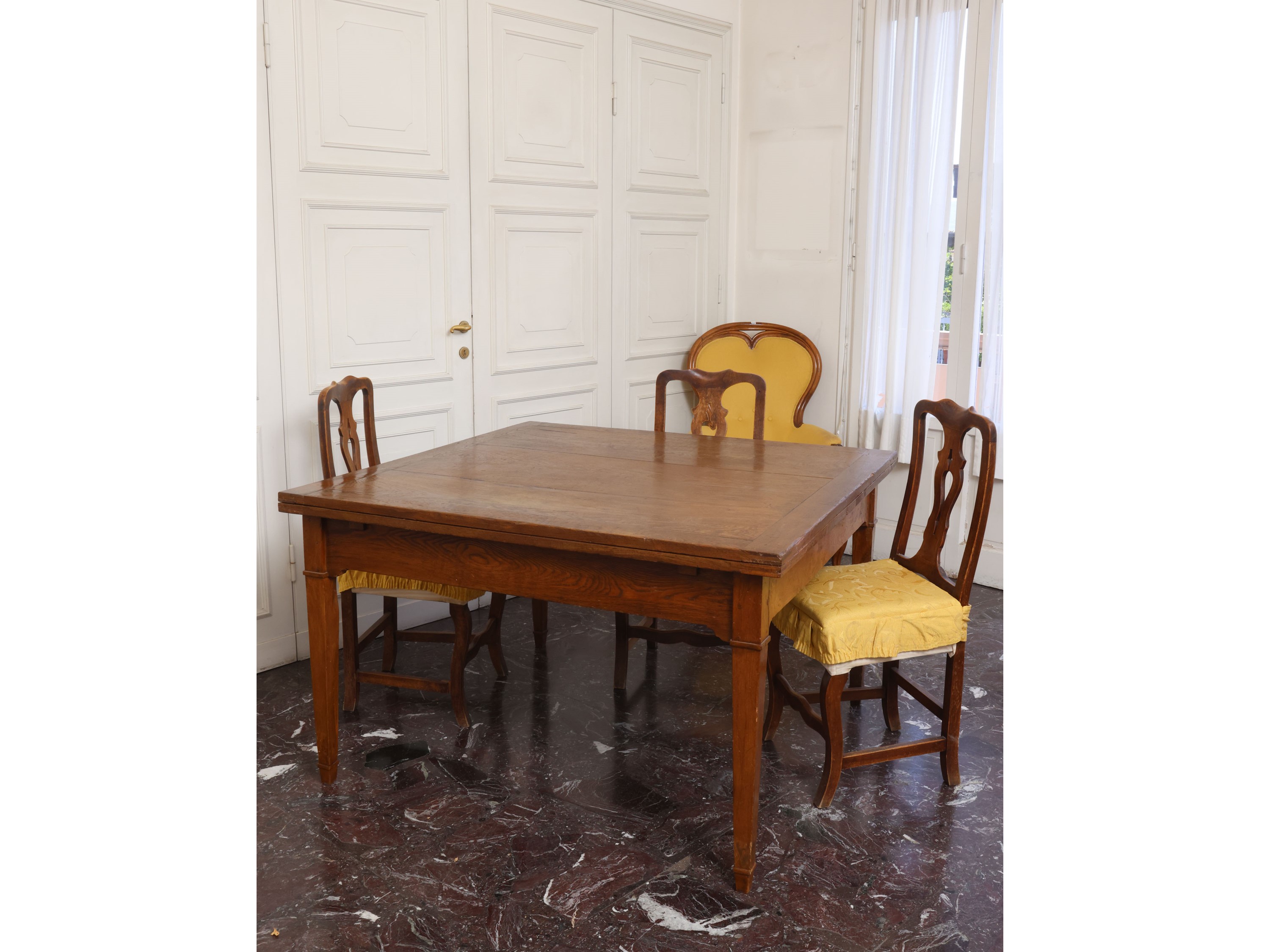 Tavolo da pranzo allungabile in castagno e legno tenero, fine XVIII secolo