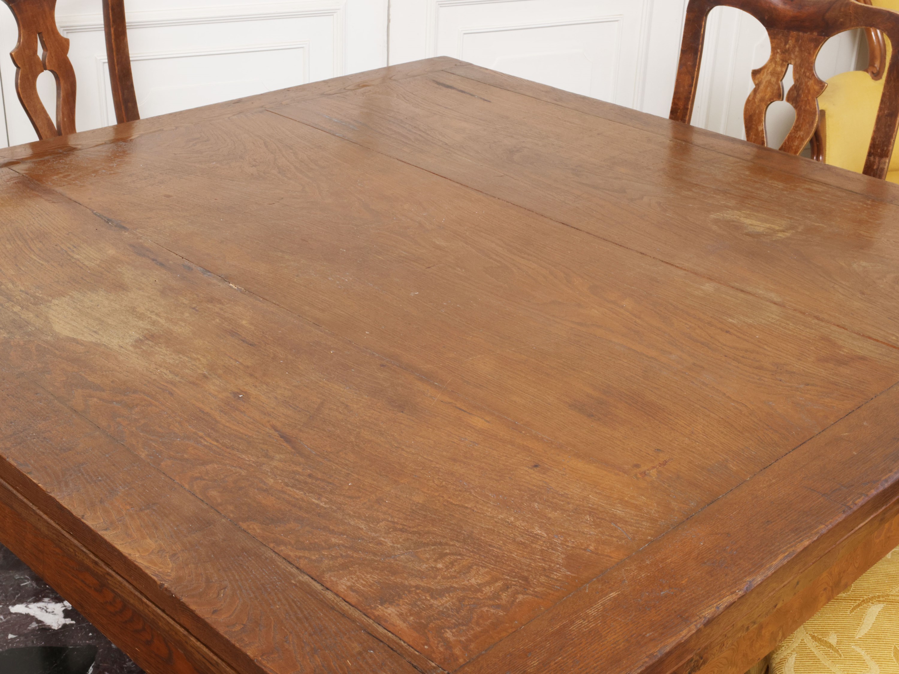 Tavolo da pranzo allungabile in castagno e legno tenero, fine XVIII secolo