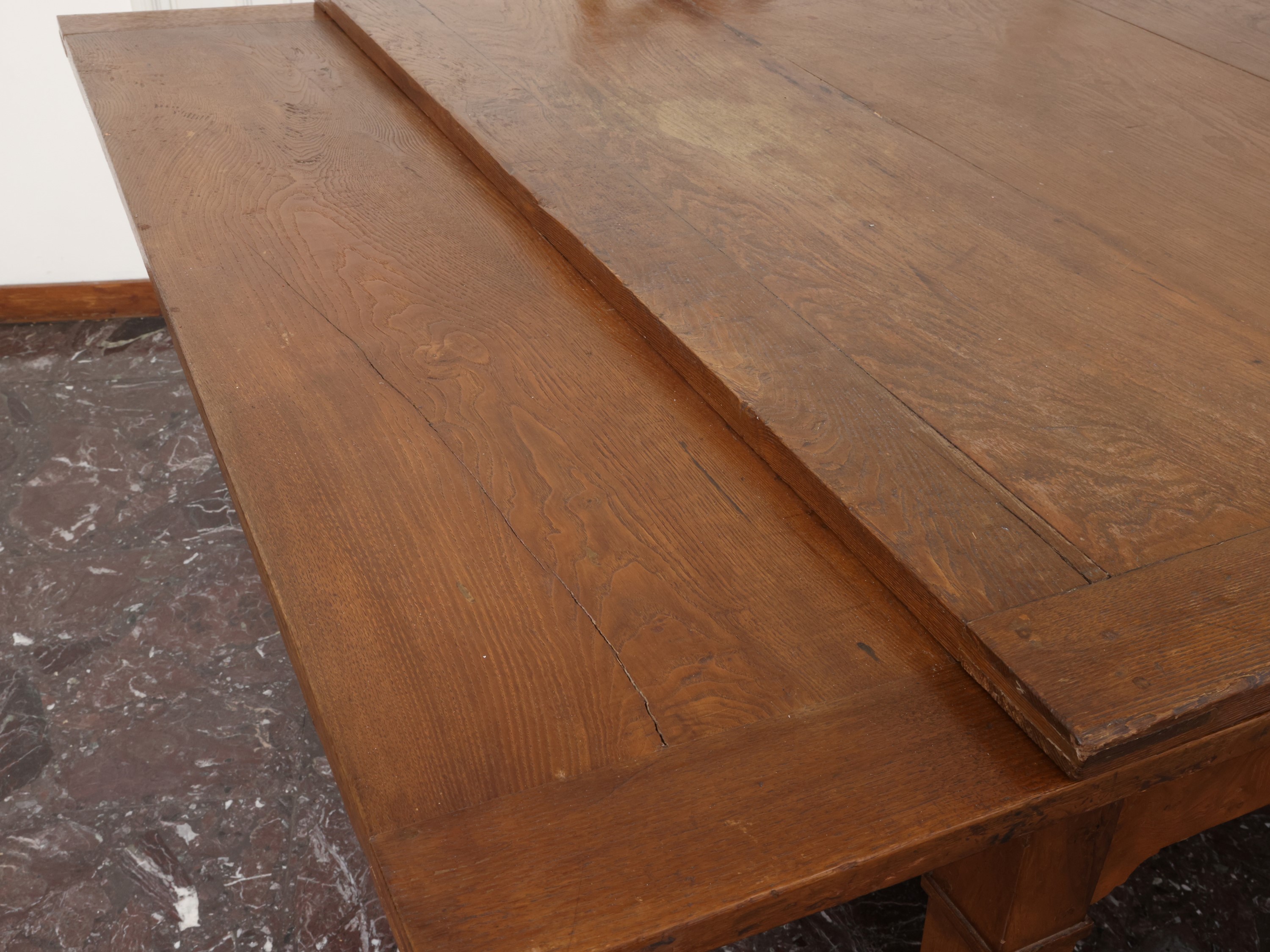 Tavolo da pranzo allungabile in castagno e legno tenero, fine XVIII secolo
