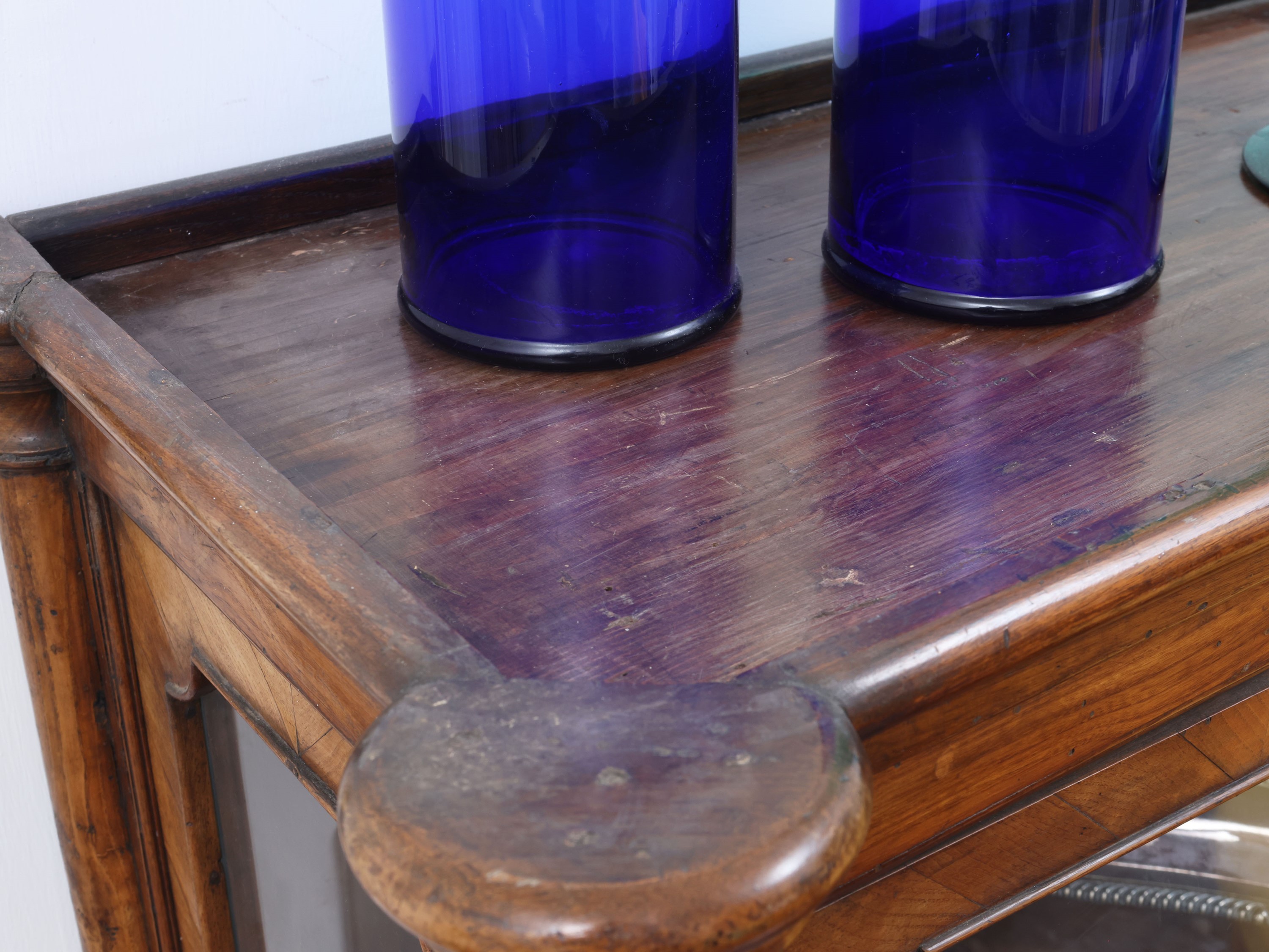 Vetrinetta in noce, XIX secolo, con ante e gambe tornite