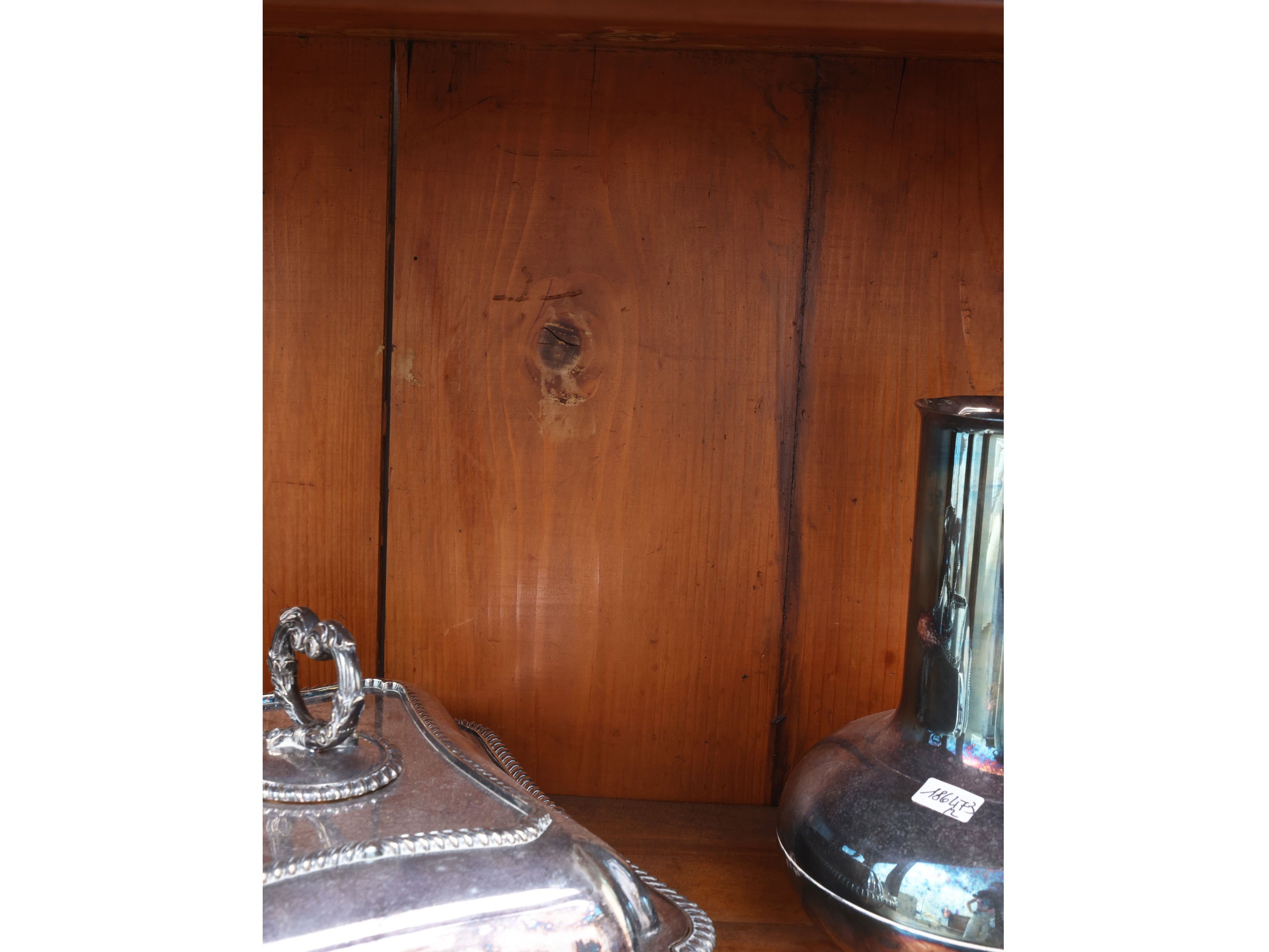 Vetrinetta in noce, XIX secolo, con ante e gambe tornite