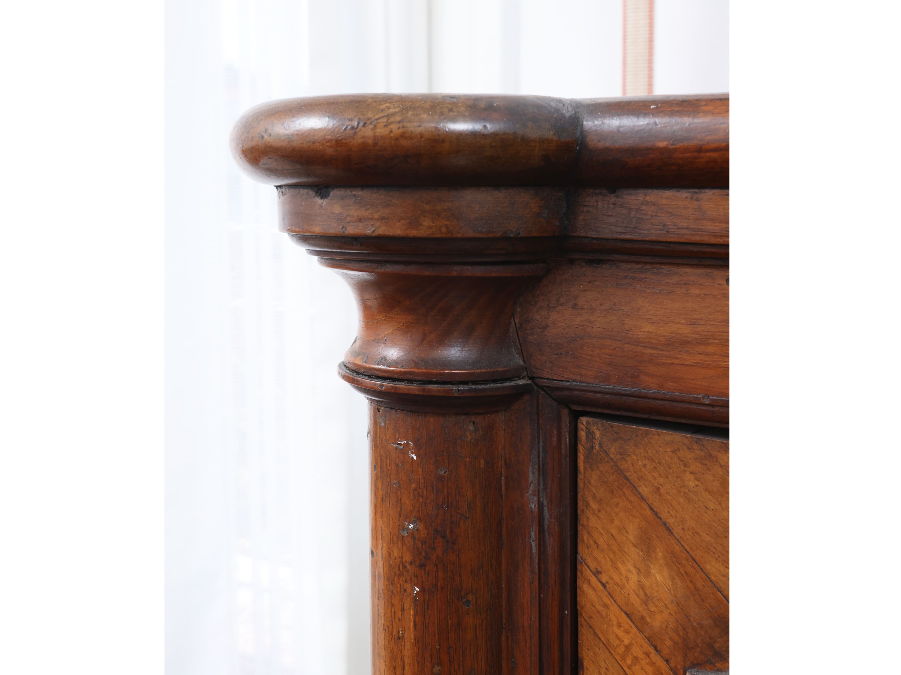 Vetrinetta in noce, XIX secolo, con ante e gambe tornite