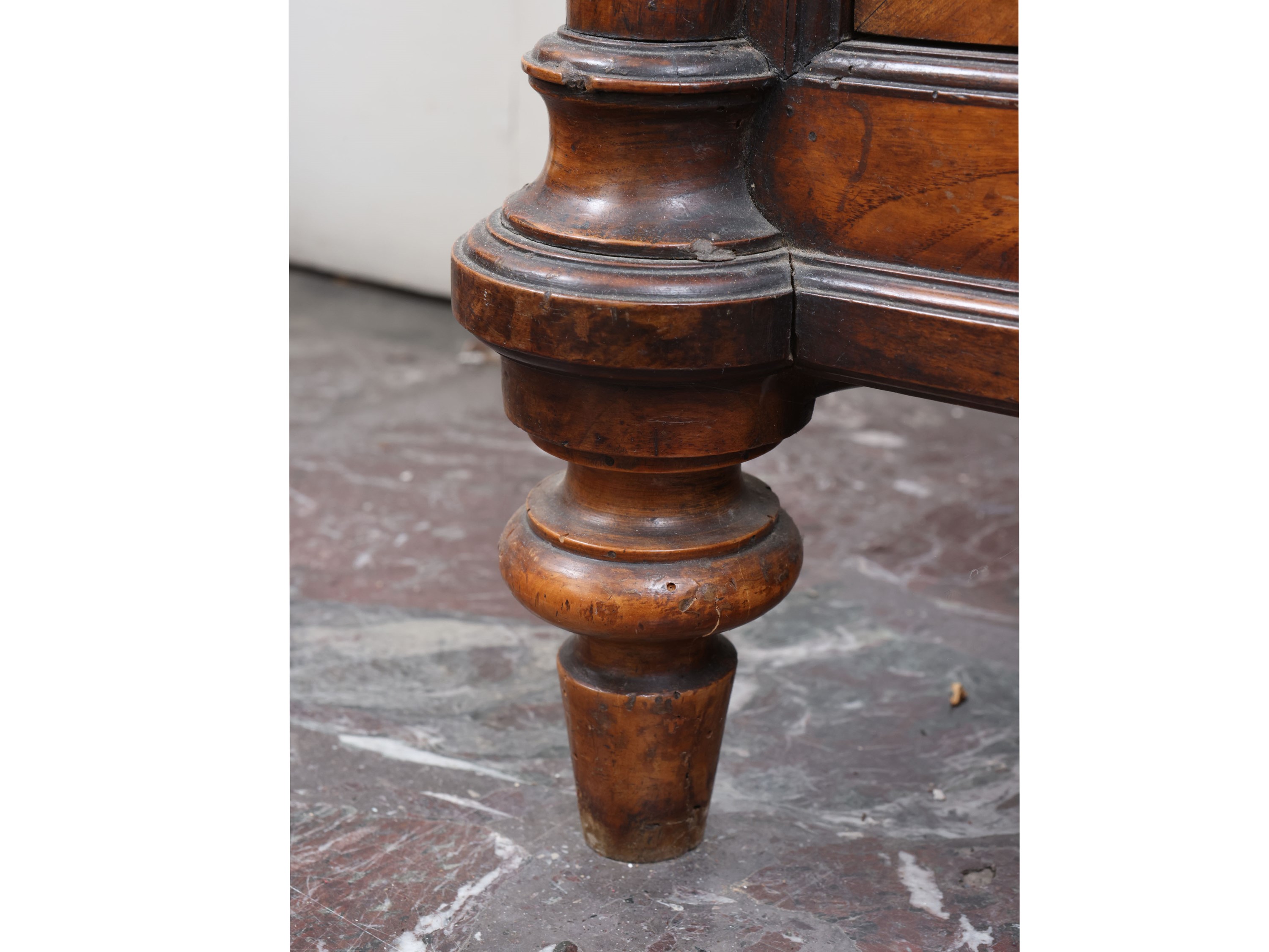 Vetrinetta in noce, XIX secolo, con ante e gambe tornite