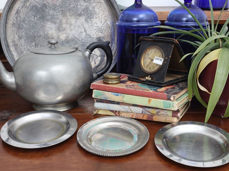 Lotto di curiosità, salver in metallo argentato in stile Liberty, teiera in peltro e orologio da ...